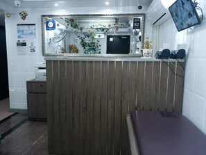 Reception - Tom's Guest House (Kowloon)