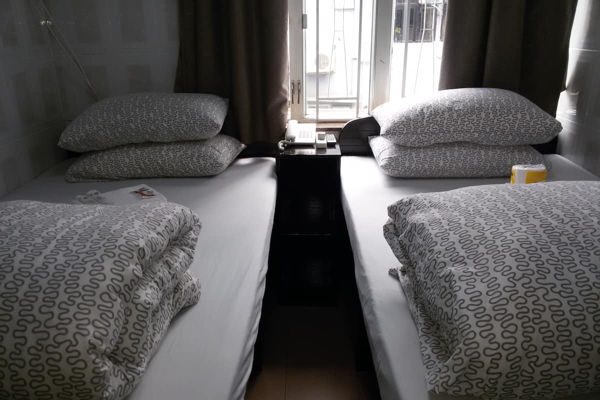 Caja de seguridad en la habitación y tabla de planchar con plancha