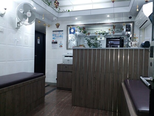 Lobby sitting area - Tom's Guest House (Kowloon)