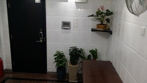Shower, free toiletries, hair dryer, slippers - Tom's Guest House (Kowloon)
