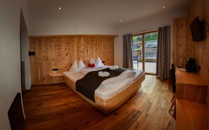 أغطية فراش متميزة وأسرّة بإسفنج يتكيف مع شكل الجسم وخزنة داخل الغرفة