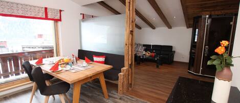 Lägenhet Deluxe - 1 sovrum - uteplats - utsikt mot bergen (excl 130 EUR cleaning fee) | Vardagsrum | Platt-tv och golvvärme