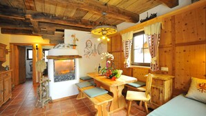 Traditional Apartment, 2 Bedrooms, Terrace, Mountain View (excl 130 EUR cleaning fee) | Peralatan tempat tidur premium, busa memori, peti besi dalam bilik 