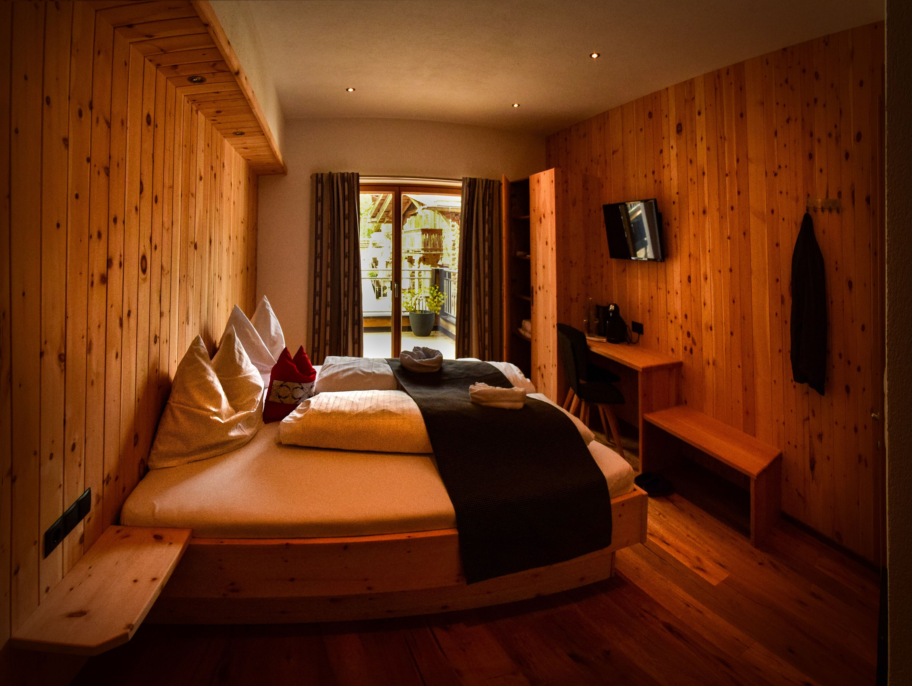 Habitación doble Deluxe, Terraza, vista a la montaña | Ropa de cama de alta calidad y camas con efecto memoria 