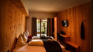 Deluxe Double Room, Terrace, Mountain View | Peralatan tempat tidur premium, busa memori, peti besi dalam bilik 