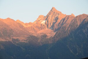 Deluxe-Apartment, 1 Schlafzimmer, Terrasse, Bergblick (zuzüglich 130,00 EUR Endreinigungsgebühr) | Blick vom Balkon
