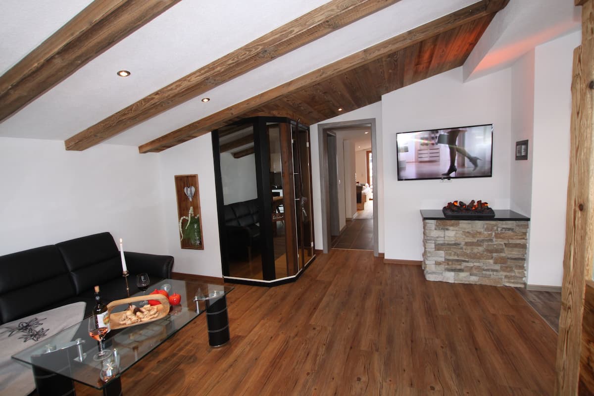 Departamento Deluxe, 1 habitación, patio, vista a la montaña (excl 130 EUR cleaning fee) | Área de sala de estar | Televisión de pantalla plana y piso con calefacción