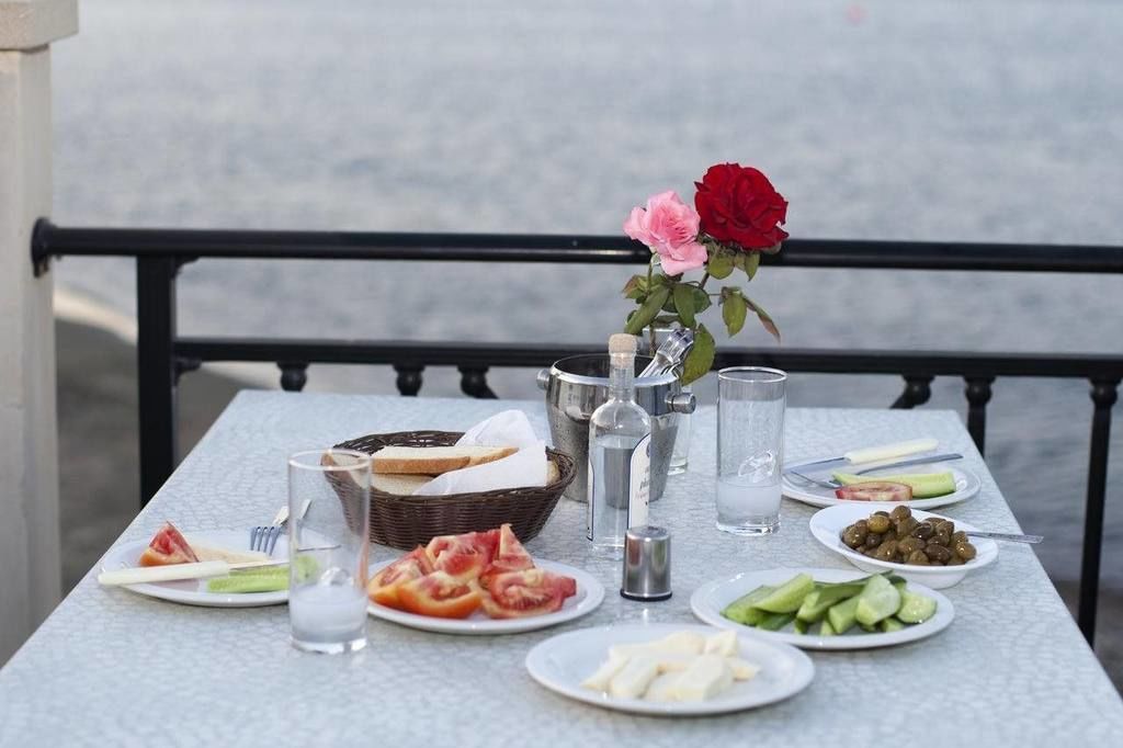 Breakfast, lunch and dinner served