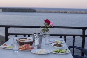 Food and drink - Tylos Beach Hotel (Kato Pyrgos)
