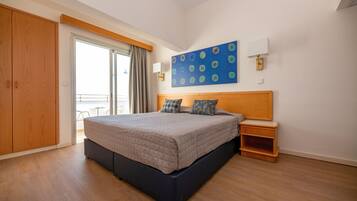 Kahden hengen huone, merinäköala | Tallelokero huoneessa, työpöytä, äänieristys, silitysrauta/-lauta