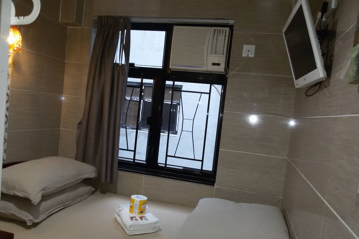 Tabla de planchar con plancha, wifi gratis y ropa de cama