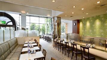 Daily buffet breakfast (JPY 1300 per person)