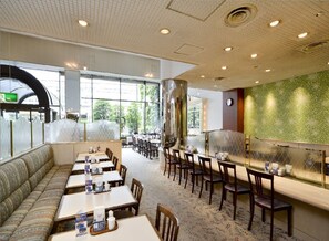 Petit déjeuner buffet (1300 JPY par personne)