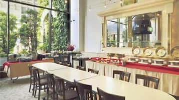 Desayuno buffet todos los días (con cargo)