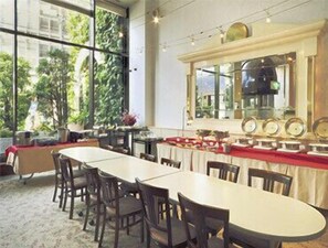 Desayuno buffet todos los días (con cargo) 