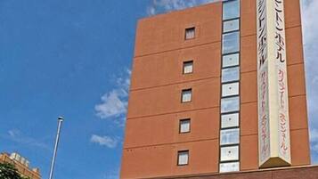 A tall brick building with a sign reading "Washington Hotel" and Japanese characters.