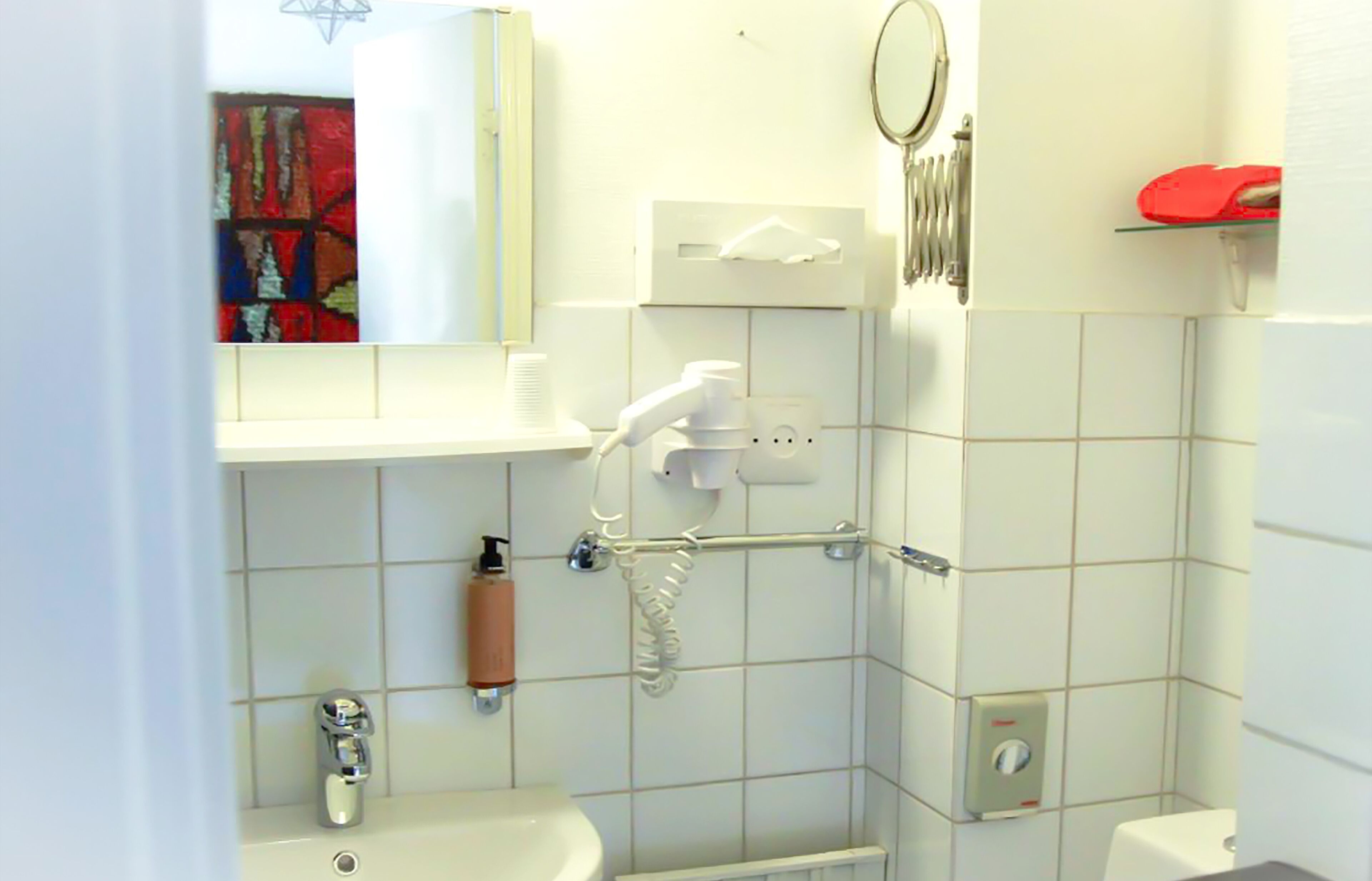 single room (extra) | bathroom | shower, free toiletries, hair dryer, towels