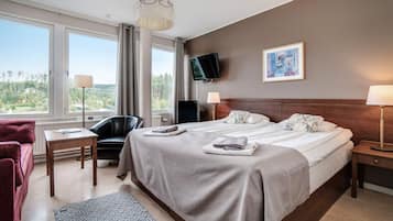 Kamer, 1 twee- of 2 eenpersoonsbedden (with Sofa Bed) | Een kluis op de kamer, een bureau, verduisterende gordijnen