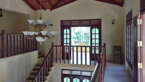 Un escalier avec des rampes en bois et un lustre.