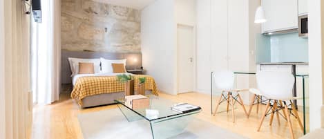 Studio (Cortiça) | Living area | Flat-screen TV