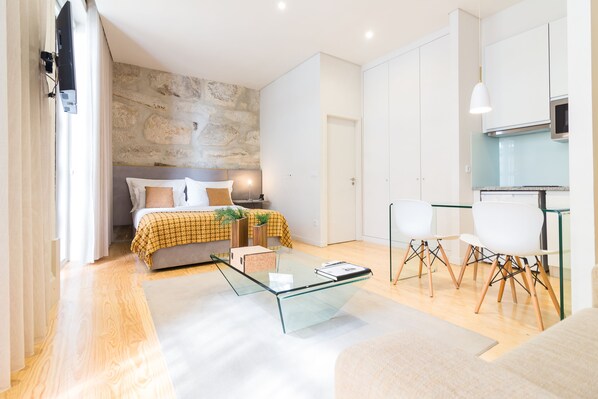 Studio (Cortiça) | Living area | Flat-screen TV