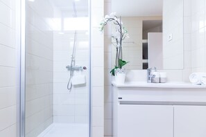 ON - 3.1 | Badezimmer | Dusche, kostenlose Toilettenartikel, Haartrockner, Handtücher