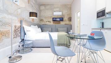 Studio (Sardinha) | Premium bedding, desk, soundproofing, iron/ironing board