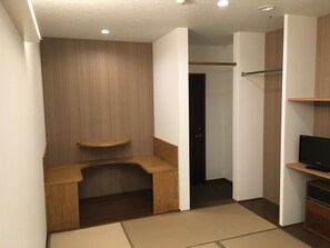Japanese Style Room with Shared Bathroom (6 Tatami Mats) | Room amenity