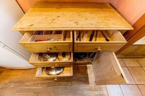 Comfort appartement | Privékitchenette | Een koelkast met diepvriezer, een microgolfoven, een kookplaat