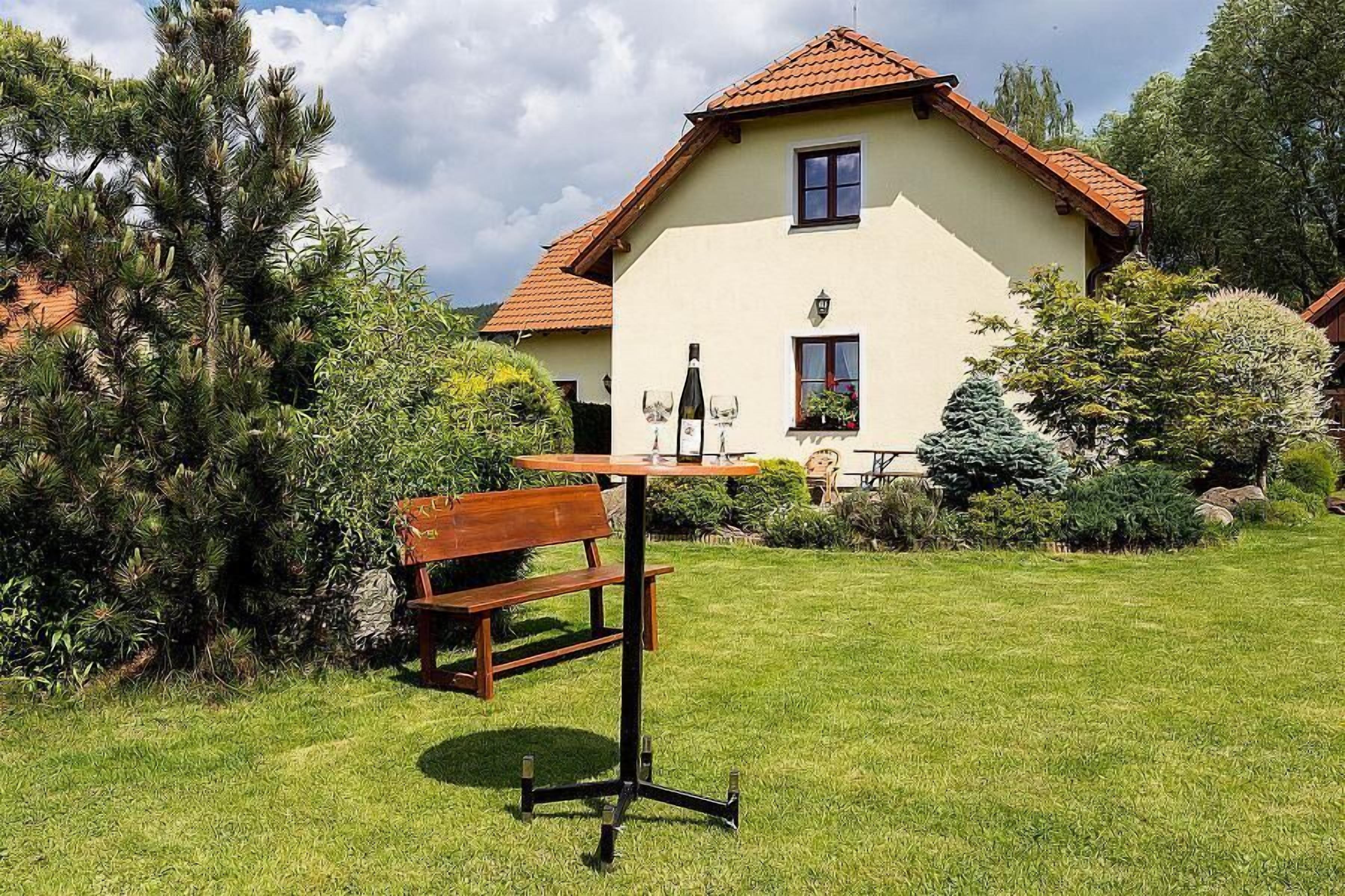 Une maison avec un toit recouvert de tuiles rouges et une pelouse bien entretenue.
