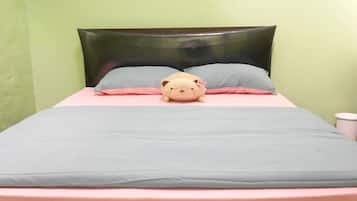 Double Room, Shared Bathroom | Meja, seterika/papan seterika, Wi-fi percuma