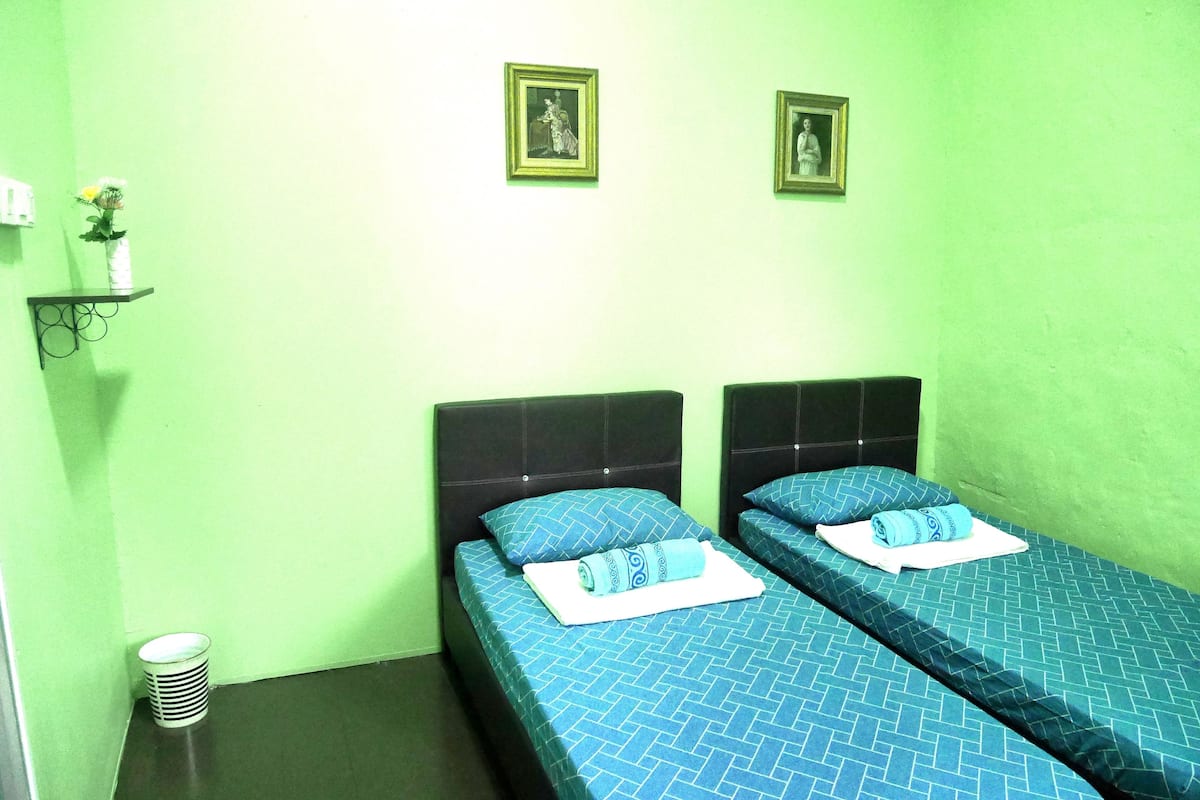 Basic Double Room, 1 Queen Bed