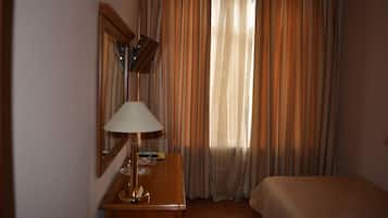 Quarto solteiro standard | 2 quartos, frigobar, cofres nos quartos, escrivaninha