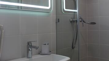 Superior Suite | Bathroom | Shower, free toiletries, hair dryer, slippers