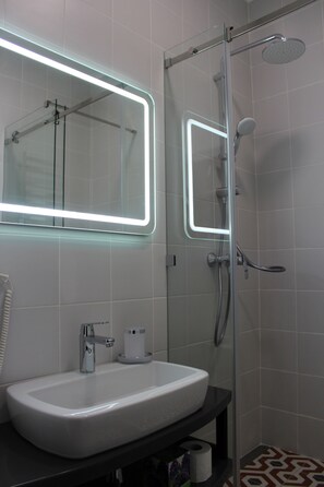 Superior Suite | Bathroom | Shower, free toiletries, hair dryer, slippers - Domus Hotel -1 (Kyiv)