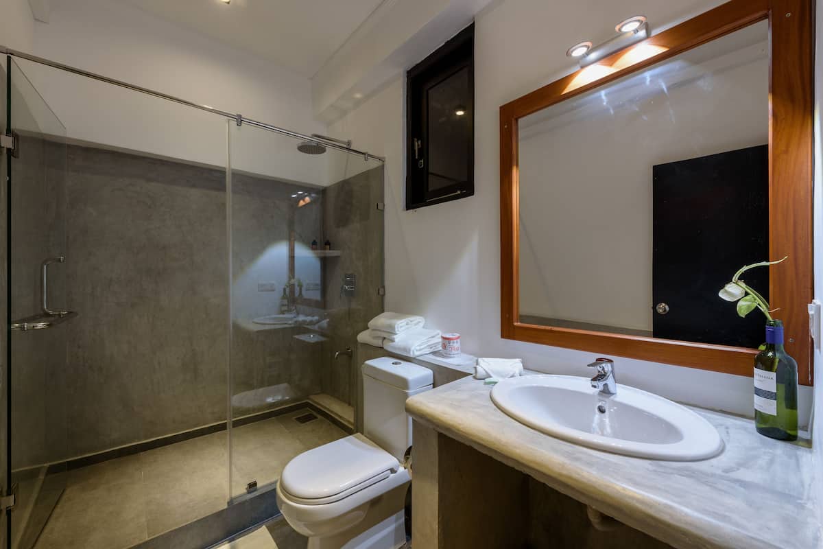 Comfort Triple Room, Multiple Beds | Bathroom | Shower, rainfall showerhead, free toiletries, towels