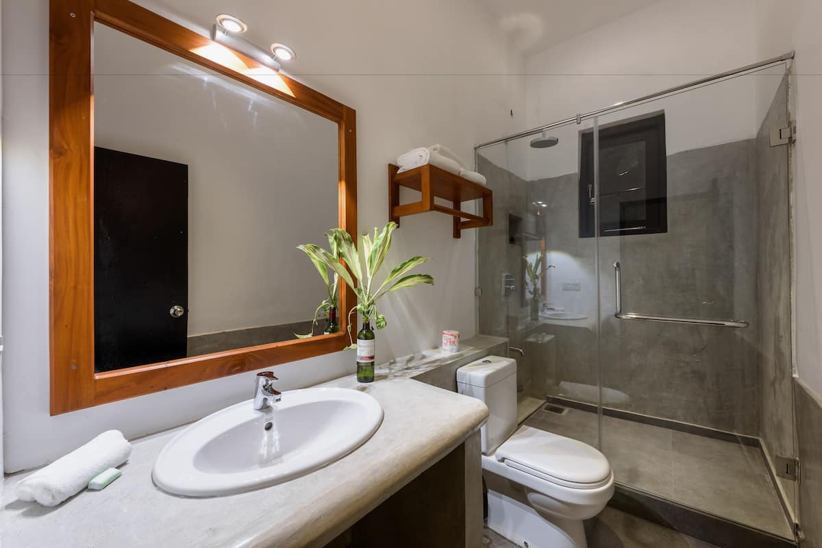 Comfort Twin Room, Accessible | Bathroom | Shower, rainfall showerhead, free toiletries, towels