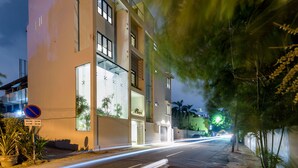 A modern building with a flat roof, large windows, and a balcony. - Fern Colombo (Colombo)