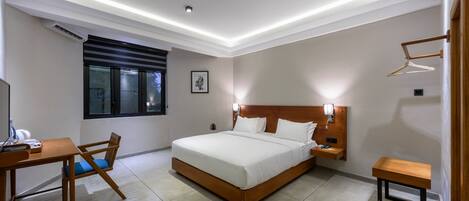 Quarto conforto, 1 cama King | Roupas de cama premium, escrivaninha, quartos à prova de som