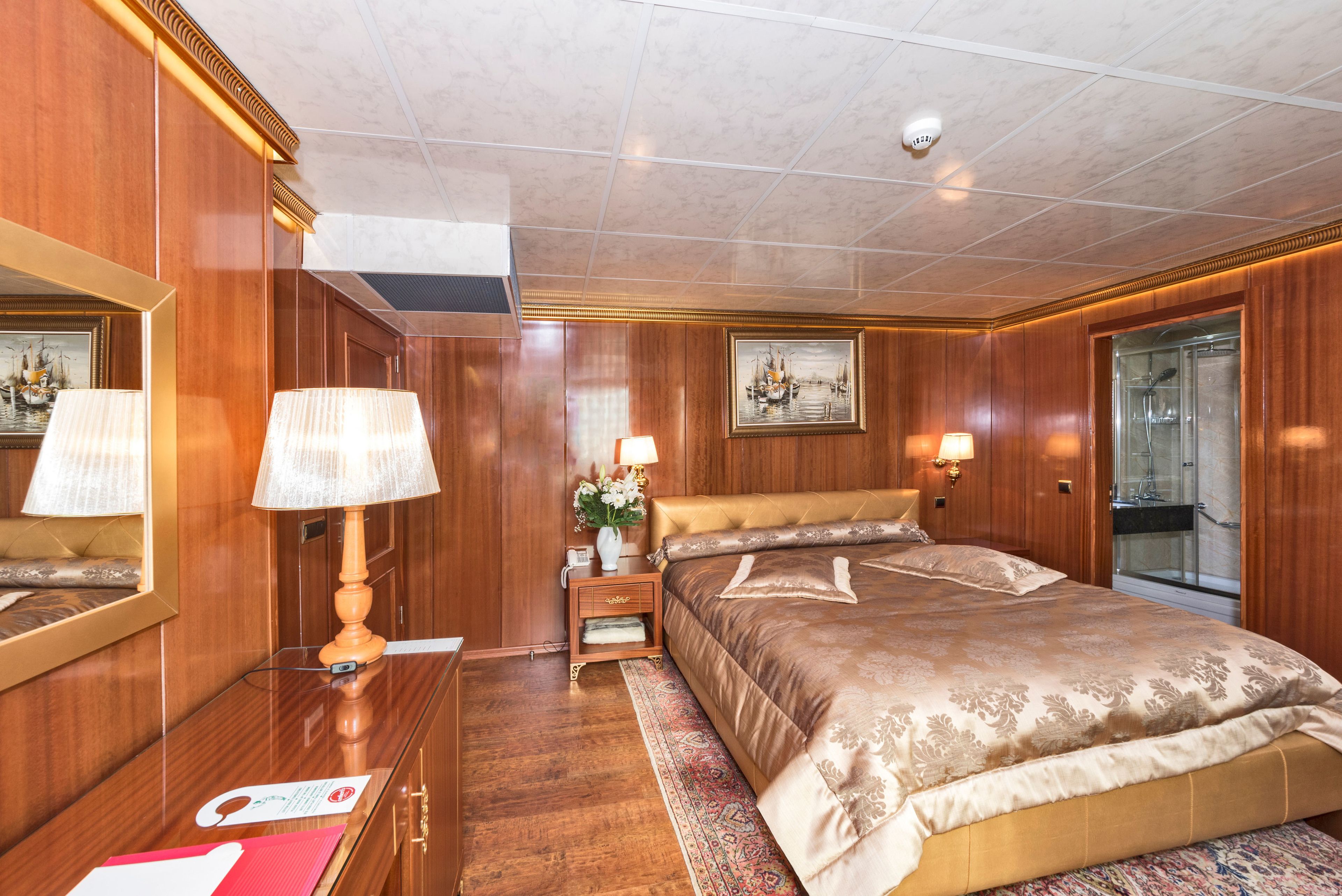 standard double room, 1 double bed | premium bedding, minibar, in-room safe, desk