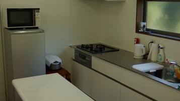 Rumah | Dapur kecil pribadi | Lemari es, microwave, oven, dan kompor