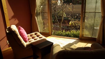 Private Vacation Home | Living area | Flat-screen TV, MP3 dock