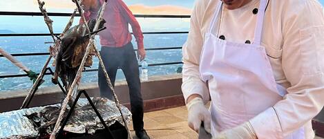 Der serveres morgenmad, frokost, aftensmad og internationale retter