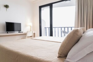 Twin Room, 2 Twin Beds, Kitchenette, Sea View | Desk, soundproofing, free WiFi, bed sheets