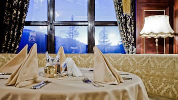 Breakfast, lunch, dinner served; local and international cuisine