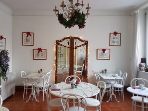 Café da manhã continental todos os dias mediante uma taxa