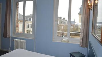 Individueel gedecoreerd, individueel gemeubileerd, een bureau