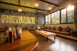 Living area - Zostel Mumbai - Hostel (Mumbai)