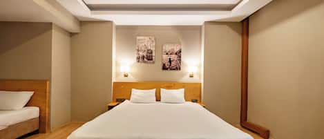 Minibar, coffres-forts dans les chambres, bureau