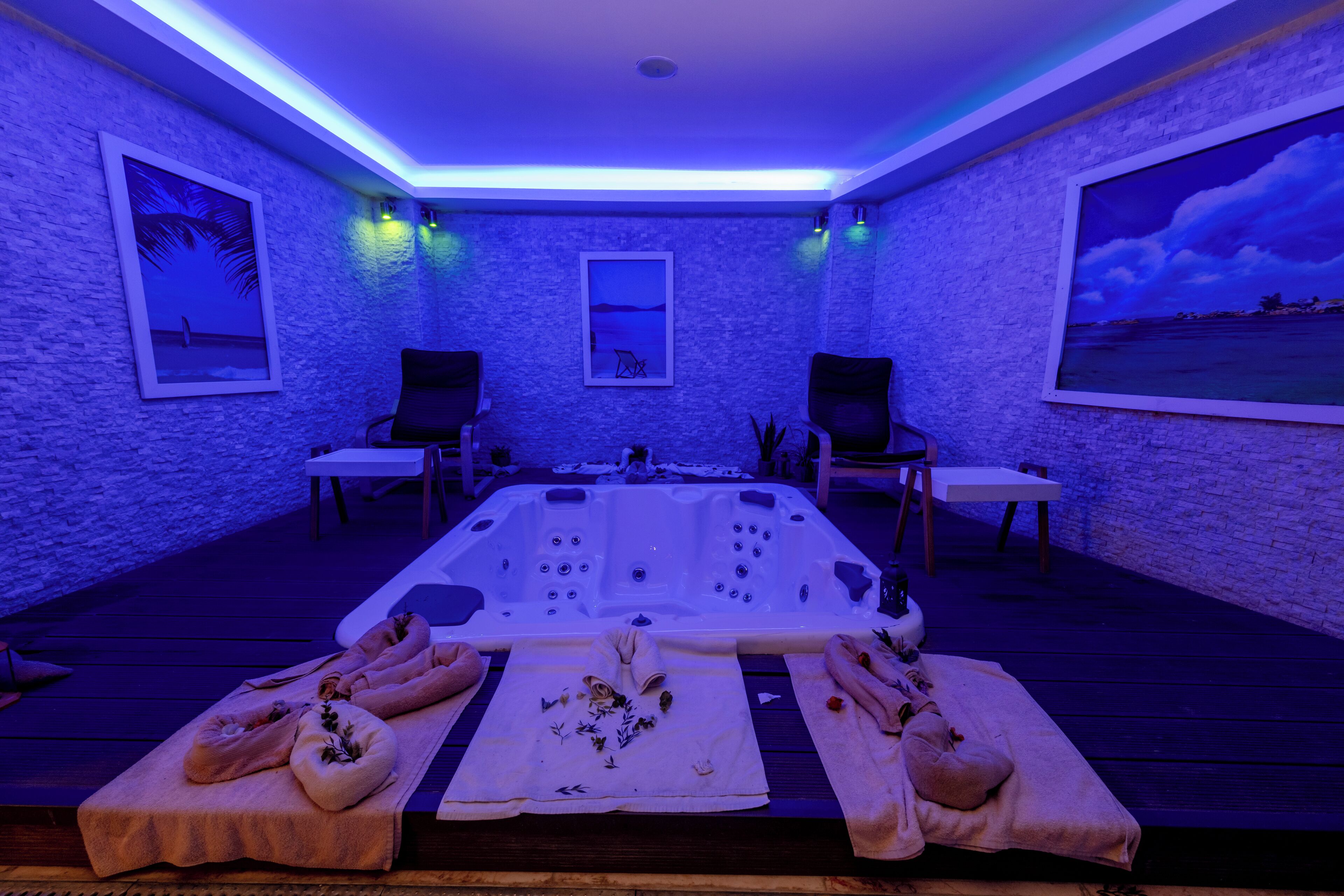 Salas de tratamiento para parejas, sauna y tina de hidromasaje 